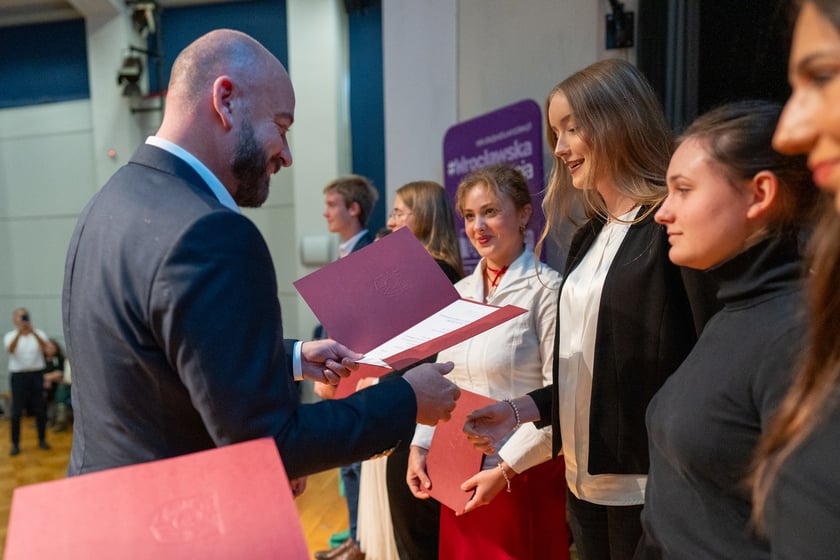 Uroczystość wręczenia dyplom&oacute;w w ramach &bdquo;Wrocławskiego Programu Wspierania Uzdolnionych &ndash; PROMOVERE TALENTA&rdquo; w auli Liceum Og&oacute;lnokształcącego nr XIV