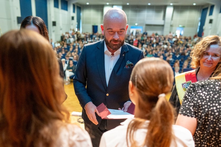 Uroczystość wręczenia dyplom&oacute;w w ramach &bdquo;Wrocławskiego Programu Wspierania Uzdolnionych &ndash; PROMOVERE TALENTA&rdquo; w auli Liceum Og&oacute;lnokształcącego nr XIV