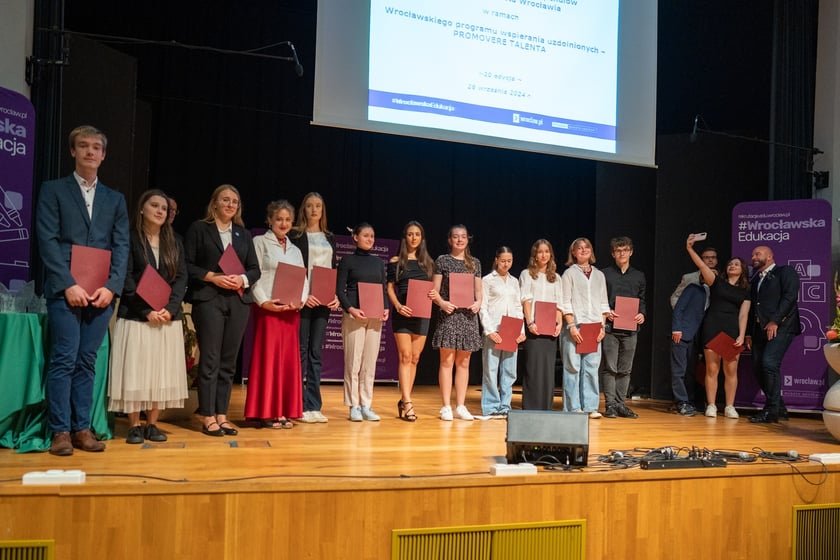 Uroczystość wręczenia dyplom&oacute;w w ramach &bdquo;Wrocławskiego Programu Wspierania Uzdolnionych &ndash; PROMOVERE TALENTA&rdquo; w auli Liceum Og&oacute;lnokształcącego nr XIV