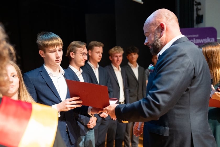 Uroczystość wręczenia dyplom&oacute;w w ramach &bdquo;Wrocławskiego Programu Wspierania Uzdolnionych &ndash; PROMOVERE TALENTA&rdquo; w auli Liceum Og&oacute;lnokształcącego nr XIV