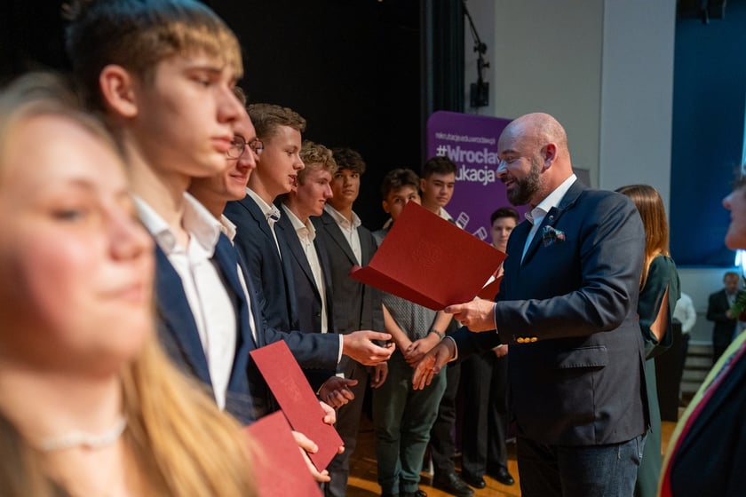 Uroczystość wręczenia dyplom&oacute;w w ramach &bdquo;Wrocławskiego Programu Wspierania Uzdolnionych &ndash; PROMOVERE TALENTA&rdquo; w auli Liceum Og&oacute;lnokształcącego nr XIV
