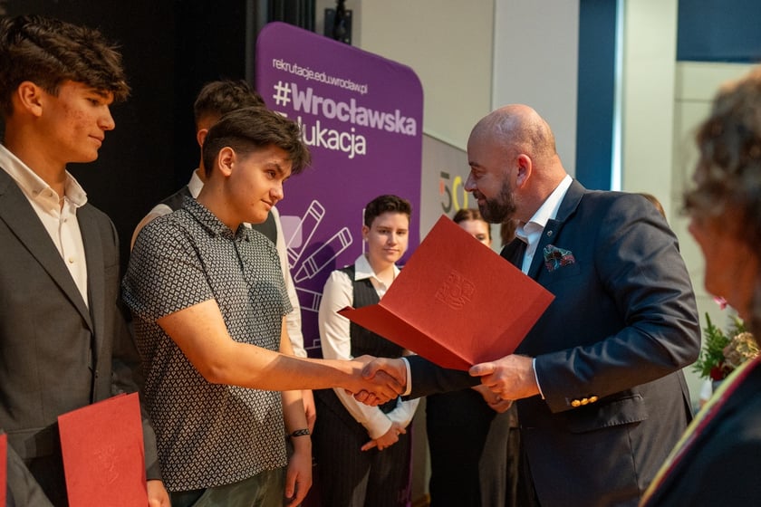 Uroczystość wręczenia dyplom&oacute;w w ramach &bdquo;Wrocławskiego Programu Wspierania Uzdolnionych &ndash; PROMOVERE TALENTA&rdquo; w auli Liceum Og&oacute;lnokształcącego nr XIV