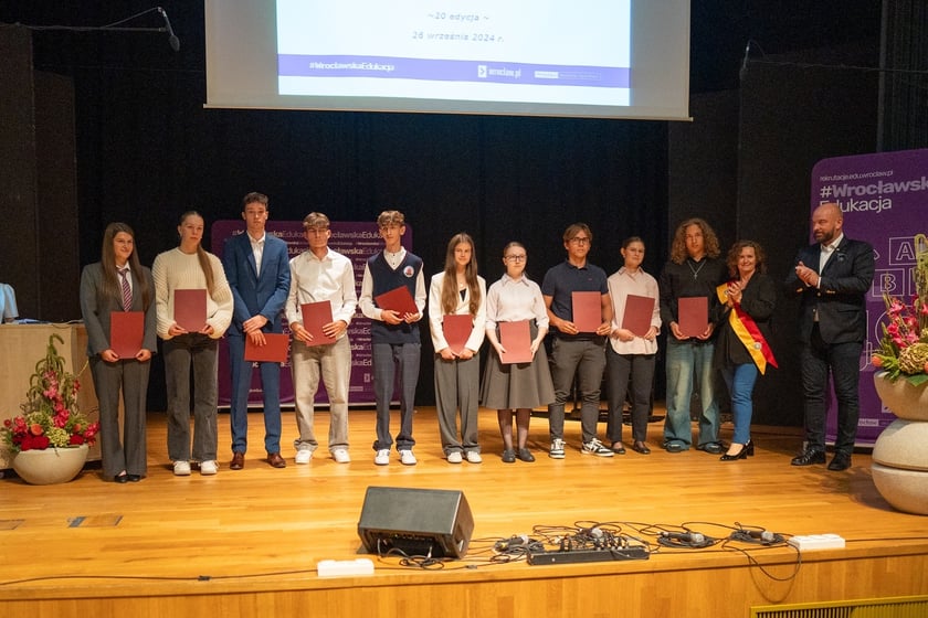 Uroczystość wręczenia dyplom&oacute;w w ramach &bdquo;Wrocławskiego Programu Wspierania Uzdolnionych &ndash; PROMOVERE TALENTA&rdquo; w auli Liceum Og&oacute;lnokształcącego nr XIV