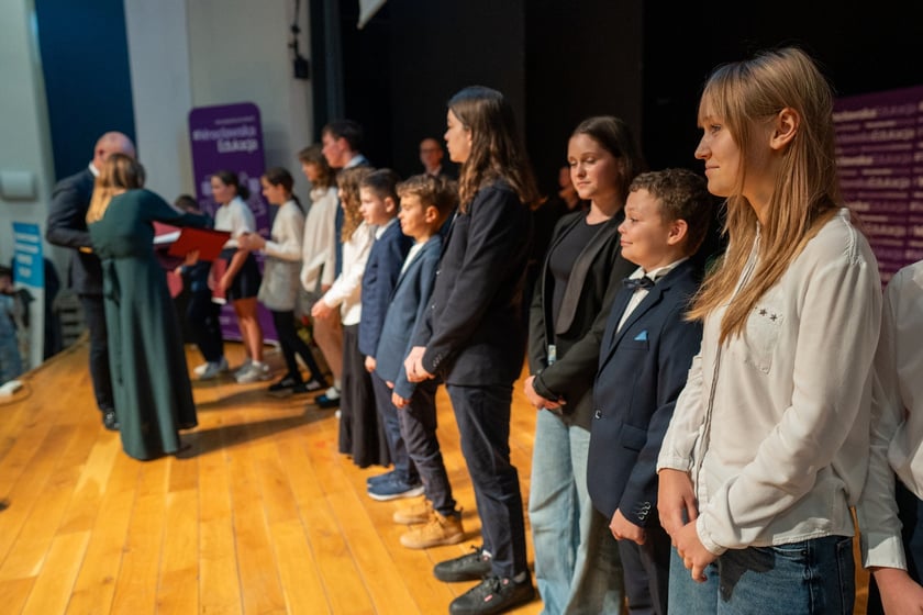 Uroczystość wręczenia dyplom&oacute;w w ramach &bdquo;Wrocławskiego Programu Wspierania Uzdolnionych &ndash; PROMOVERE TALENTA&rdquo; w auli Liceum Og&oacute;lnokształcącego nr XIV