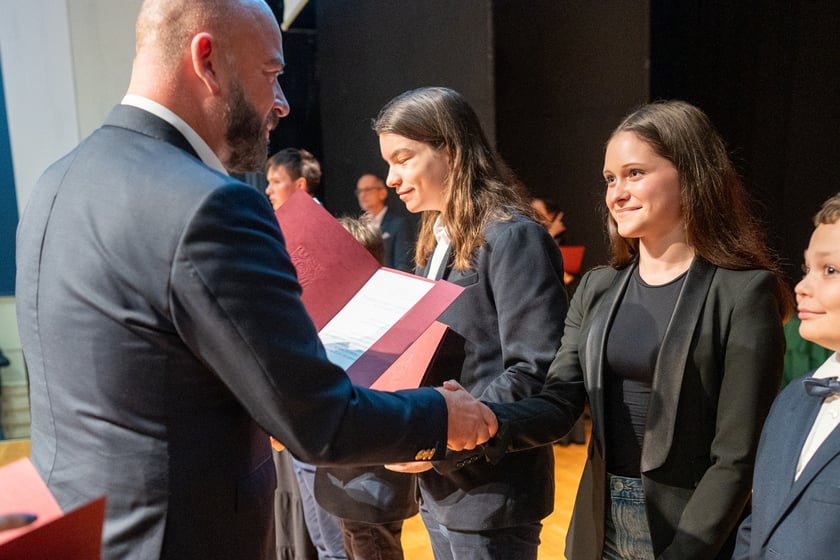 Uroczystość wręczenia dyplom&oacute;w w ramach &bdquo;Wrocławskiego Programu Wspierania Uzdolnionych &ndash; PROMOVERE TALENTA&rdquo; w auli Liceum Og&oacute;lnokształcącego nr XIV