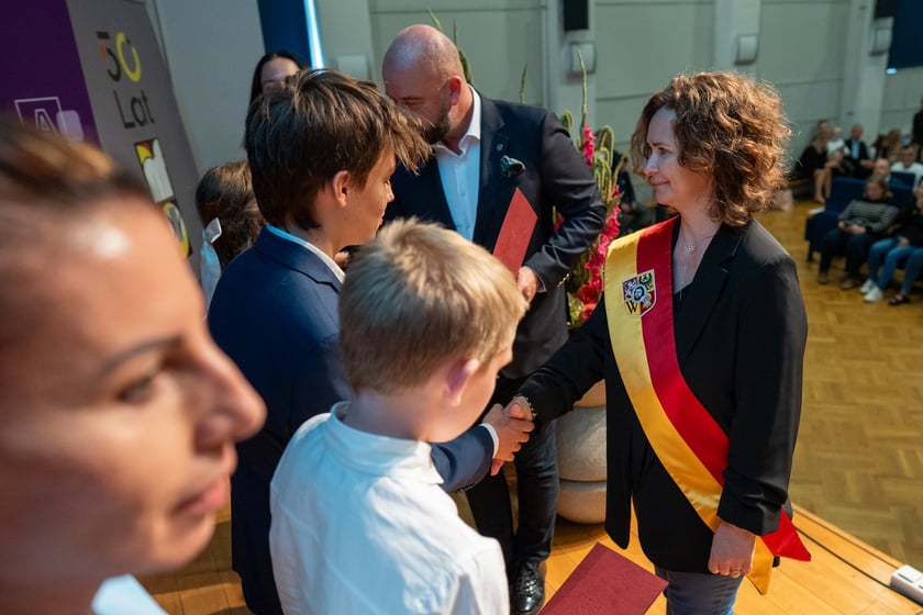 Uroczystość wręczenia dyplom&oacute;w w ramach &bdquo;Wrocławskiego Programu Wspierania Uzdolnionych &ndash; PROMOVERE TALENTA&rdquo; w auli Liceum Og&oacute;lnokształcącego nr XIV