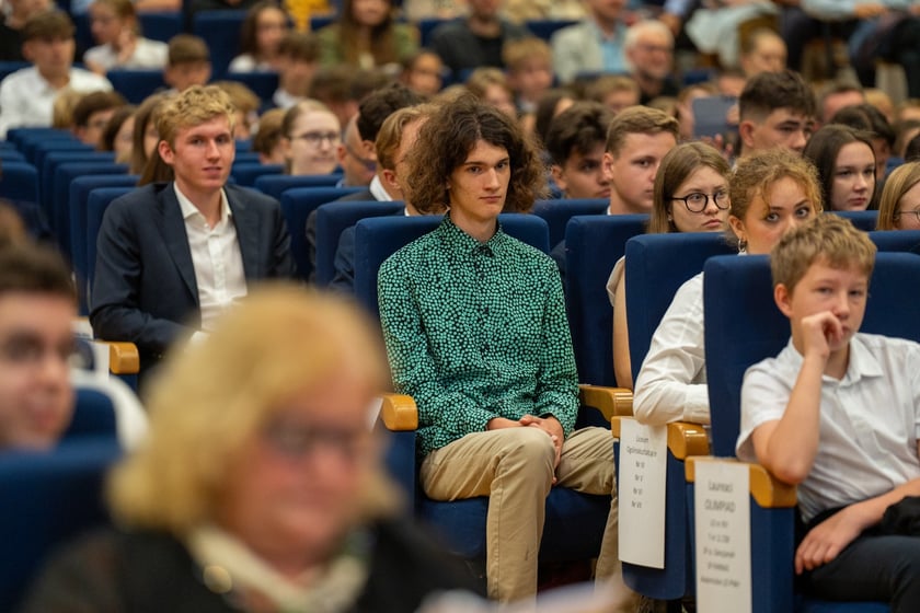 Uroczystość wręczenia dyplom&oacute;w w ramach &bdquo;Wrocławskiego Programu Wspierania Uzdolnionych &ndash; PROMOVERE TALENTA&rdquo; w auli Liceum Og&oacute;lnokształcącego nr XIV