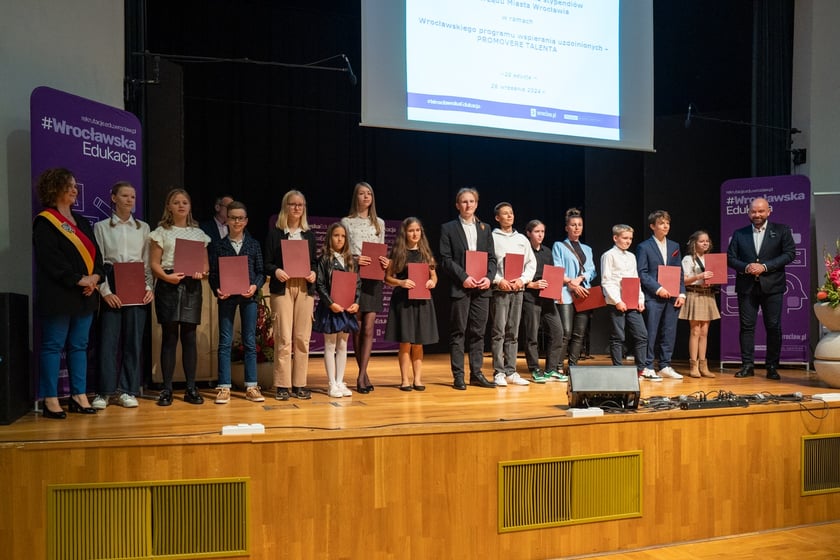 Uroczystość wręczenia dyplom&oacute;w w ramach &bdquo;Wrocławskiego Programu Wspierania Uzdolnionych &ndash; PROMOVERE TALENTA&rdquo; w auli Liceum Og&oacute;lnokształcącego nr XIV