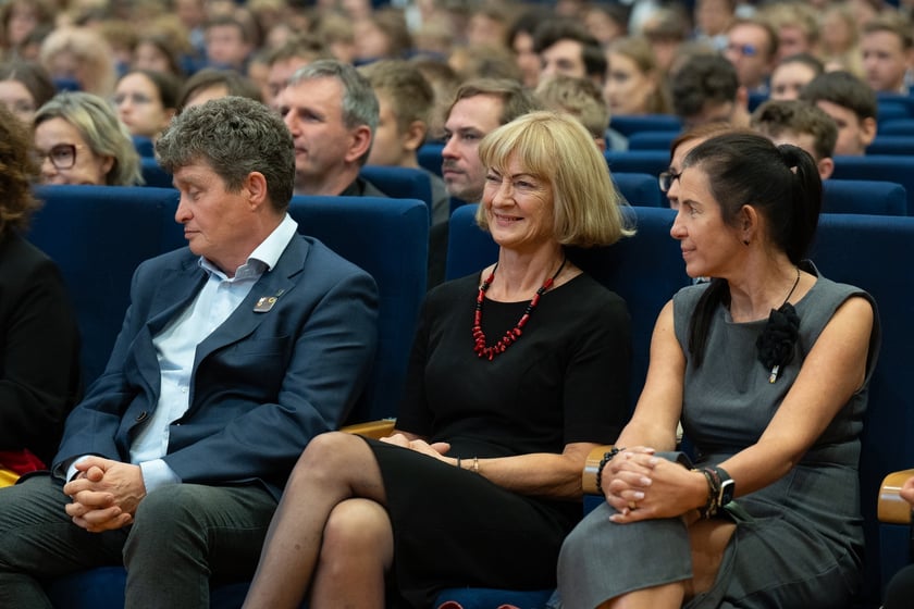 Uroczystość wręczenia dyplom&oacute;w w ramach &bdquo;Wrocławskiego Programu Wspierania Uzdolnionych &ndash; PROMOVERE TALENTA&rdquo; w auli Liceum Og&oacute;lnokształcącego nr XIV
