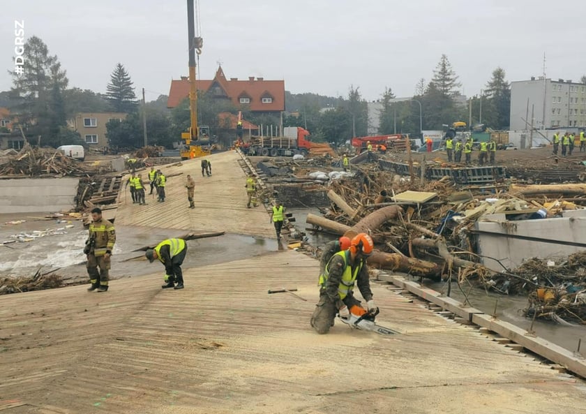 Operacja Feniks. Głuchołazy. Żołnierze pomagają na terenach dotkniętych przez pow&oacute;dź