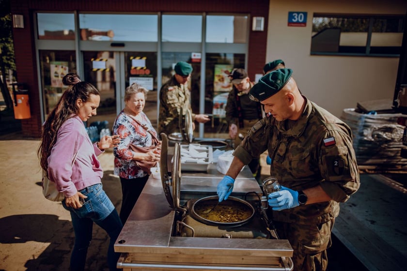 Lądek-Zdr&oacute;j. Kuchnia. Operacja Feniks. Żołnierze pomagają na terenach dotkniętych przez pow&oacute;dź