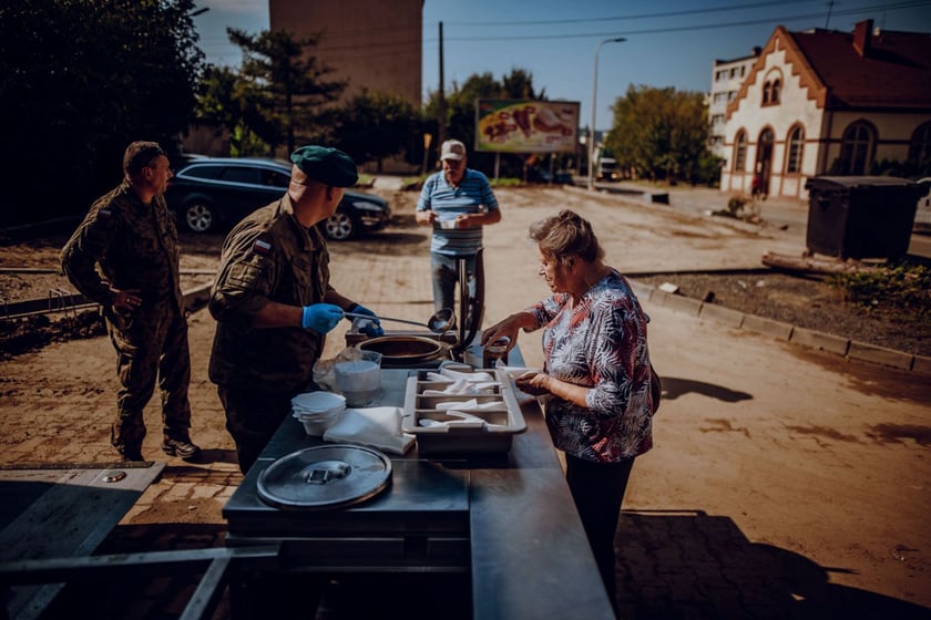 Lądek-Zdr&oacute;j. Operacja Feniks. Żołnierze pomagają na terenach dotkniętych przez pow&oacute;dź