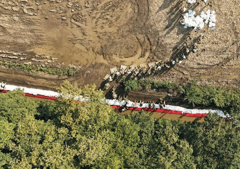 Lewin Brzeski. Umacnianie wał&oacute;w. Operacja Feniks. Żołnierze pomagają na terenach dotkniętych przez pow&oacute;dź