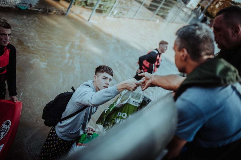 Lewin Brzeski. Operacja Feniks. Żołnierze pomagają na terenach dotkniętych przez pow&oacute;dź