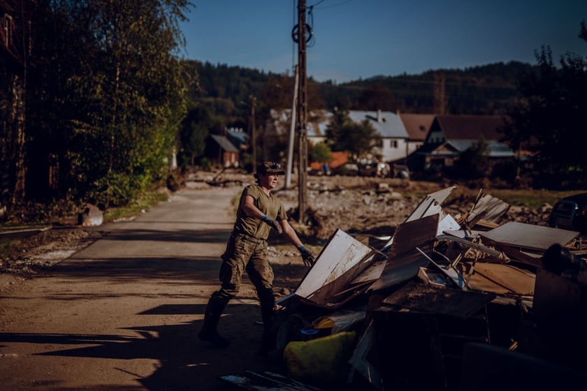 Wieś Stojk&oacute;w na Dolnym Śląsku. Operacja Feniks. Żołnierze pomagają na terenach dotkniętych przez pow&oacute;dź