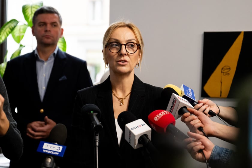 Paulina Tyniec-Piszcz, dyrektorka Wydziału Transportu UMW, na konferencji poświęconej dniu Wszystkich Świętych