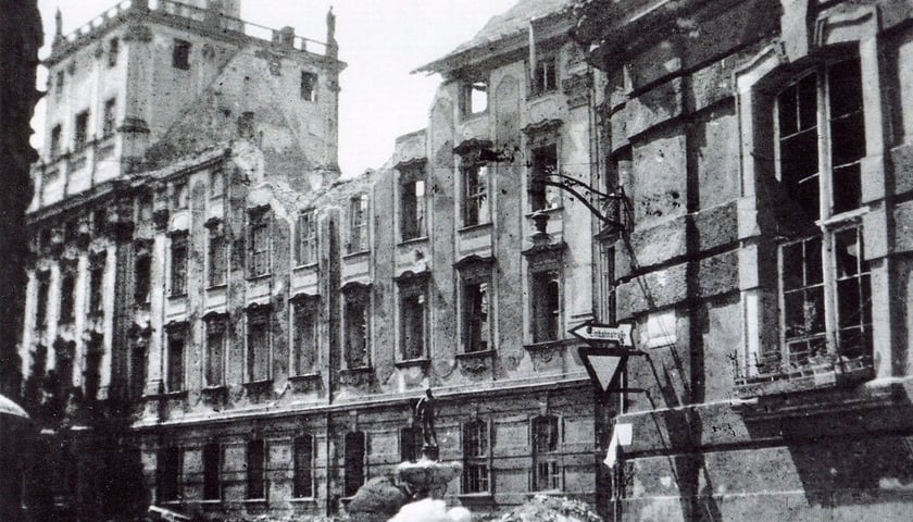 W maju 1945 r. podczas walk o Festung Breslau zniszczony został gmach uniwersytetu.