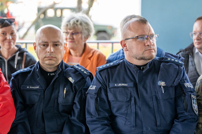 Uroczystość zawieszenia grafiki na ścianie