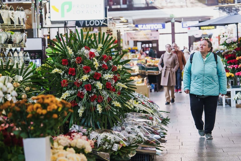 Wszystkich Świętych 2024, Hala Targowa, ceny zniczy i stroik&oacute;w