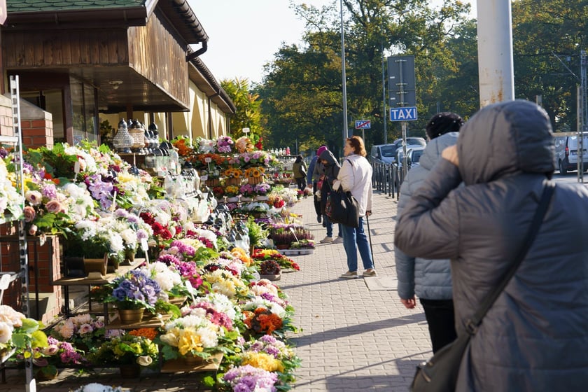 Wszystkich Świętych 2024, cmentarz na Osobowicach, ceny zniczy i stroików