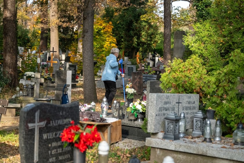 Przygotowania do Wszystkich Świętych na cmentarzu Osobowickim - 27.10.2024