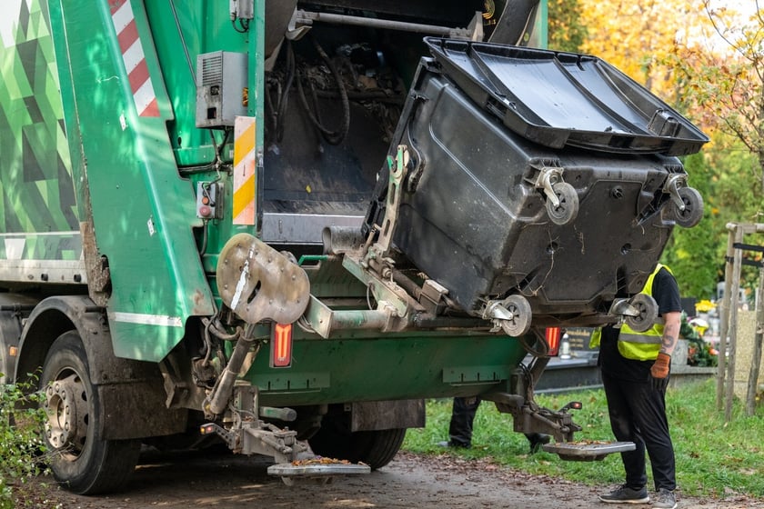 Przygotowania do Wszystkich Świętych na cmentarzu Osobowickim - 27.10.2024