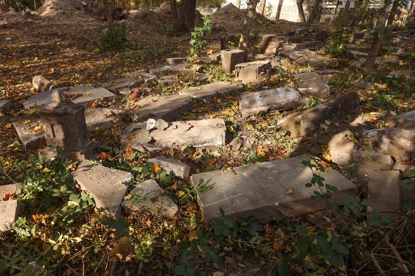 Stele odkryte na gruzowisku na cmentarzu przy ul. Krzyckiej na Krzykach