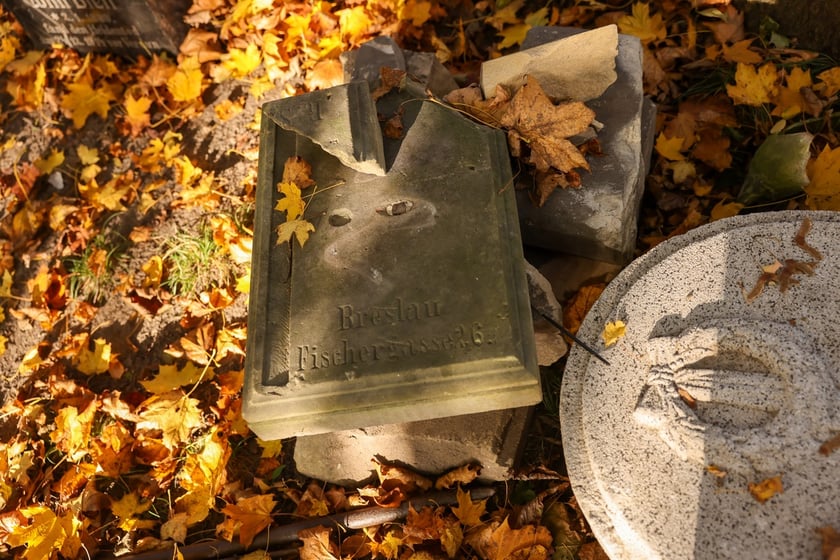 Stele odkryte na gruzowisko na cmentarzu przy ul. Krzyckiej na Krzykach