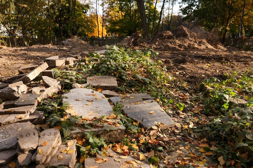 Stele odkryte na gruzowisko na cmentarzu przy ul. Krzyckiej na Krzykach