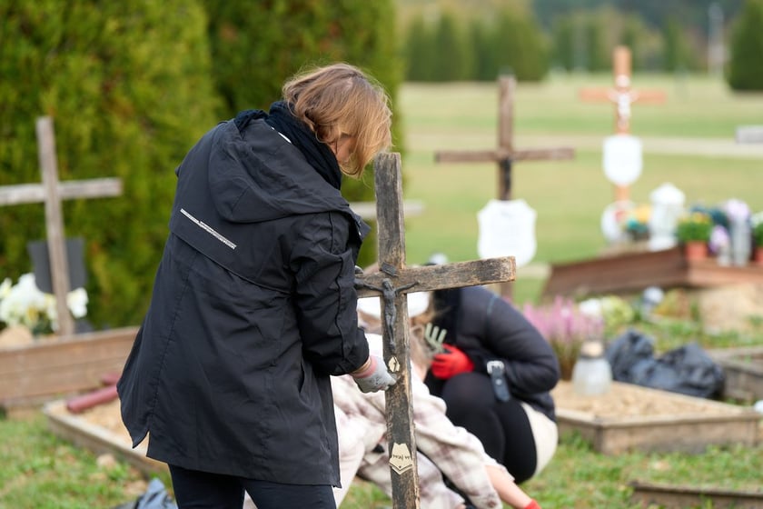 Porządkowanie grobów podopiecznych MOPS na cmentarzu na Psim Polu