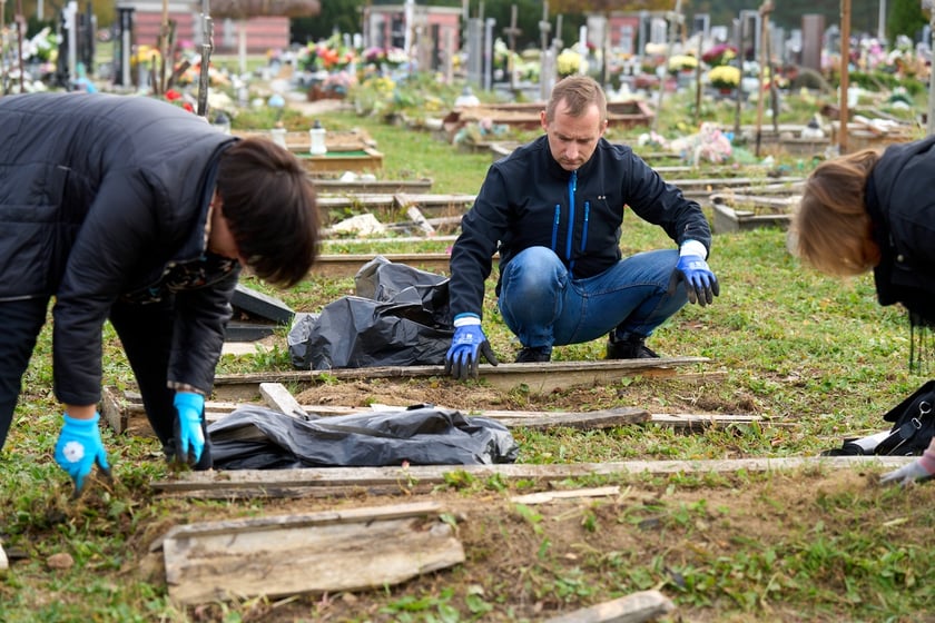 Porządkowanie grobów podopiecznych MOPS na cmentarzu na Psim Polu