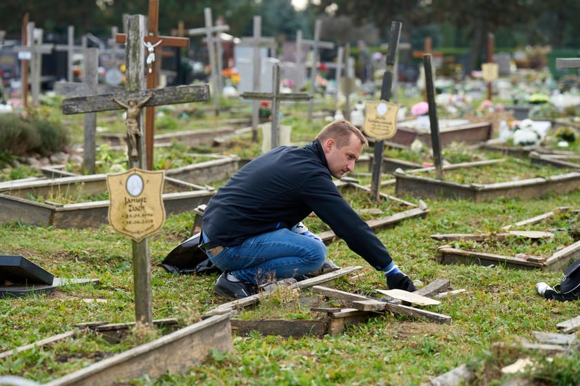 Porządkowanie grobów podopiecznych MOPS na cmentarzu na Psim Polu