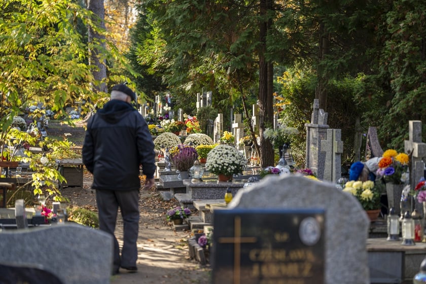 Tłumy na wrocławskich nekropoliach. Zobaczcie zdjęcia, 1 listopada 2024