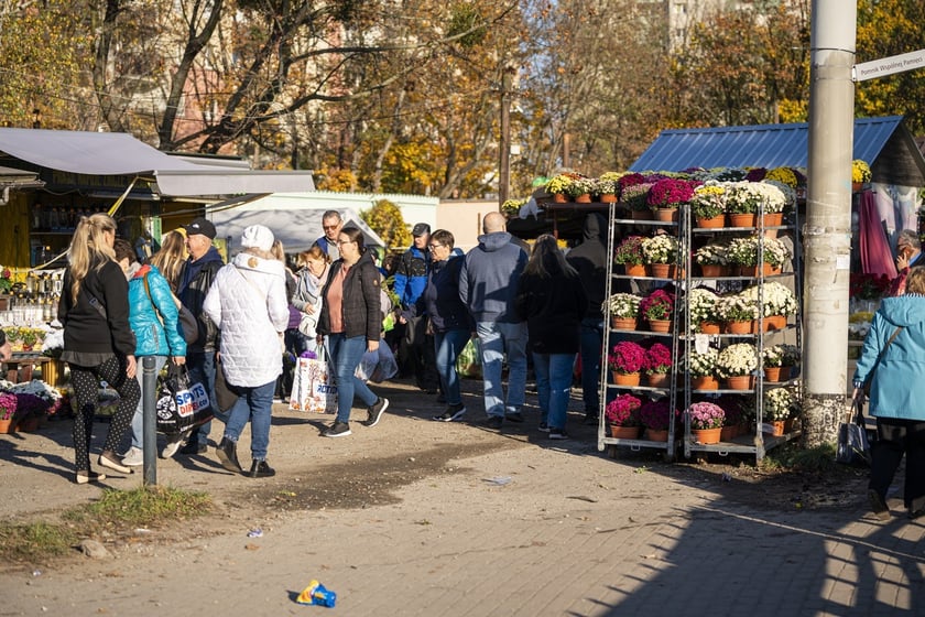 Tłumy na wrocławskich nekropoliach. Zobaczcie zdjęcia, 1 listopada 2024