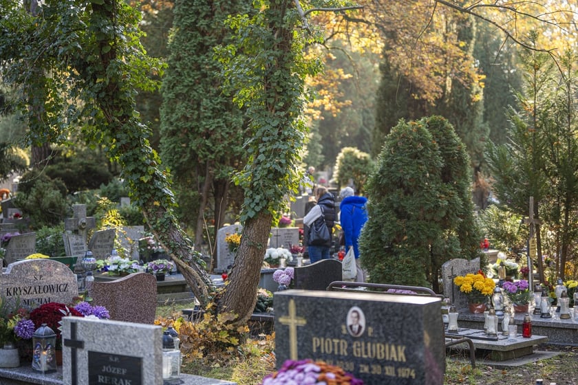 Tłumy na wrocławskich nekropoliach. Zobaczcie zdjęcia, 1 listopada 2024