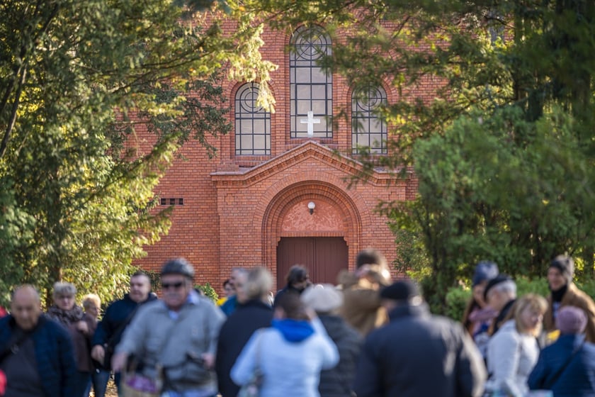 Tłumy na wrocławskich nekropoliach. Zobaczcie zdjęcia, 1 listopada 2024