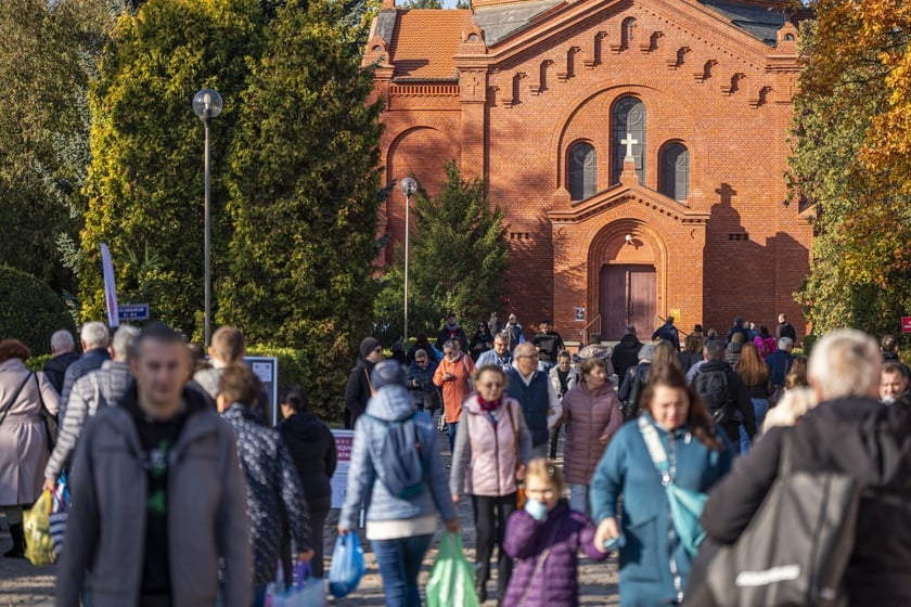 Tłumy na wrocławskich nekropoliach. Zobaczcie zdjęcia, 1 listopada 2024
