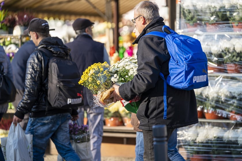 Tłumy na wrocławskich nekropoliach. Zobaczcie zdjęcia, 1 listopada 2024