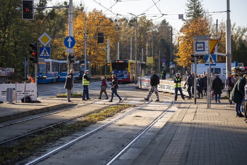 Tłumy na wrocławskich nekropoliach. Zobaczcie zdjęcia, 1 listopada 2024