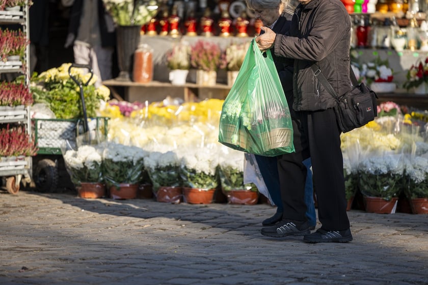 Tłumy na wrocławskich nekropoliach. Zobaczcie zdjęcia, 1 listopada 2024