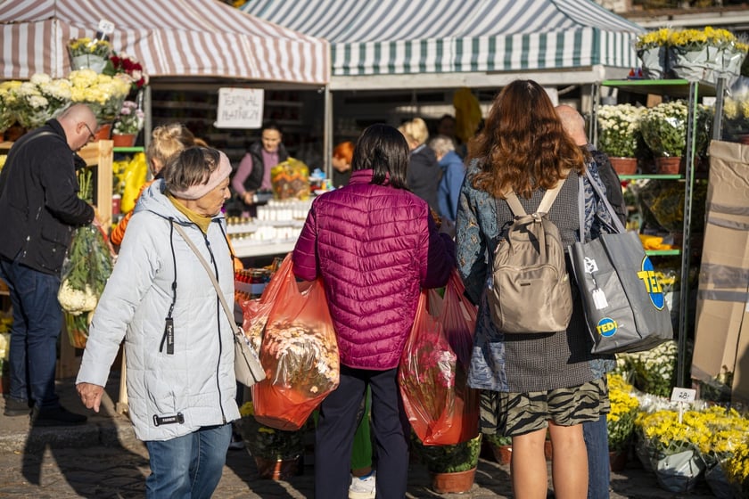 Tłumy na wrocławskich nekropoliach. Zobaczcie zdjęcia, 1 listopada 2024