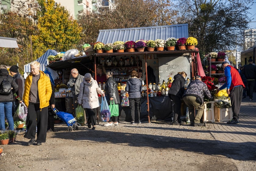 Tłumy na wrocławskich nekropoliach. Zobaczcie zdjęcia, 1 listopada 2024