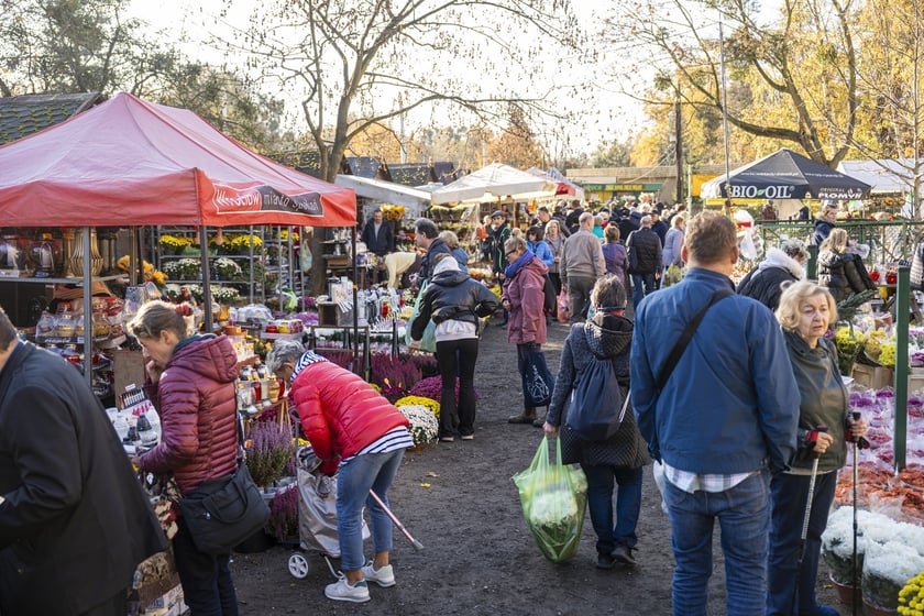 Tłumy na wrocławskich nekropoliach. Zobaczcie zdjęcia, 1 listopada 2024