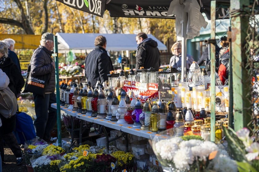 Tłumy na wrocławskich nekropoliach. Zobaczcie zdjęcia, 1 listopada 2024