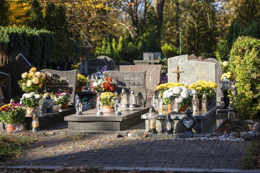 Tłumy na wrocławskich nekropoliach. Zobaczcie zdjęcia, 1 listopada 2024