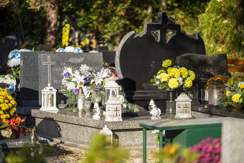 Tłumy na wrocławskich nekropoliach. Zobaczcie zdjęcia, 1 listopada 2024