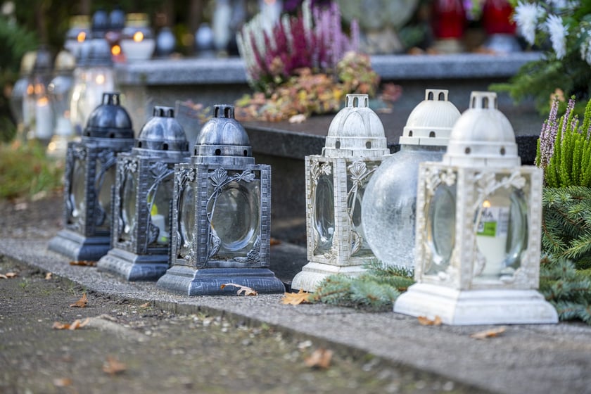 Tłumy na wrocławskich nekropoliach. Zobaczcie zdjęcia, 1 listopada 2024