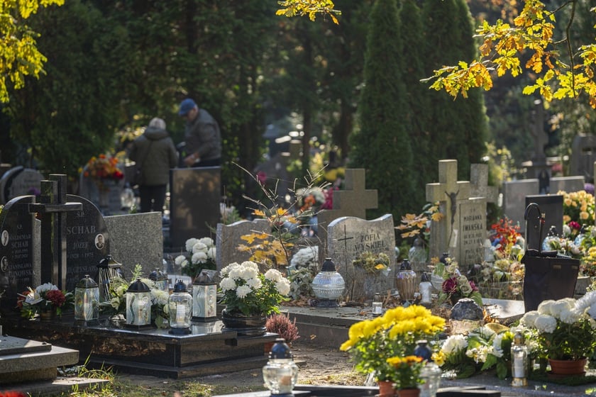Tłumy na wrocławskich nekropoliach. Zobaczcie zdjęcia, 1 listopada 2024