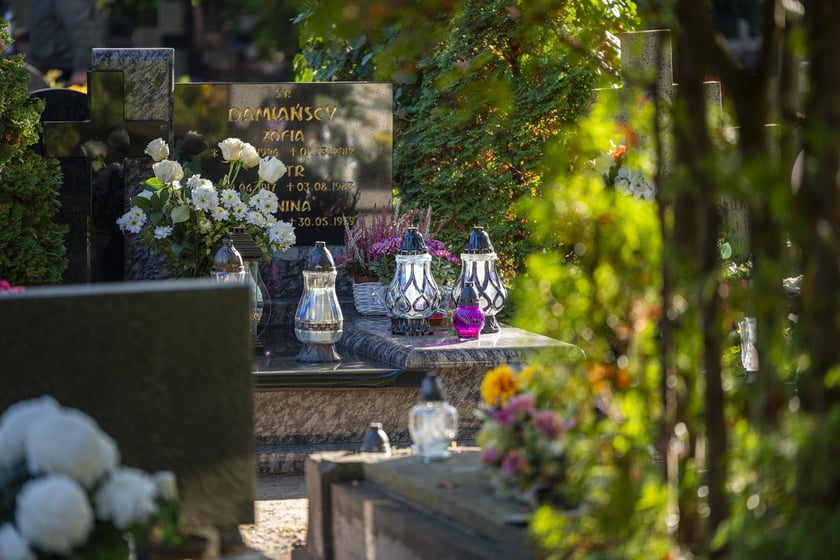 Tłumy na wrocławskich nekropoliach. Zobaczcie zdjęcia, 1 listopada 2024