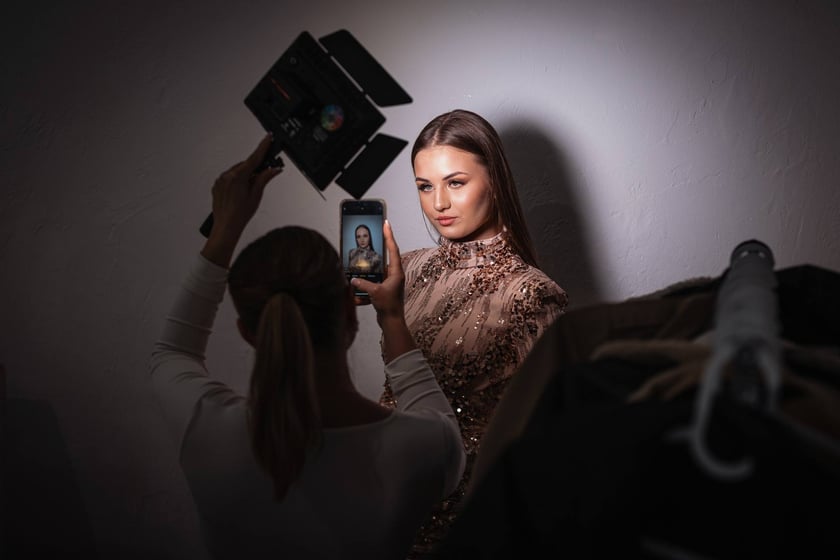 Zakulisowe wykonane podczas oficjalnej sesji fotograficznej